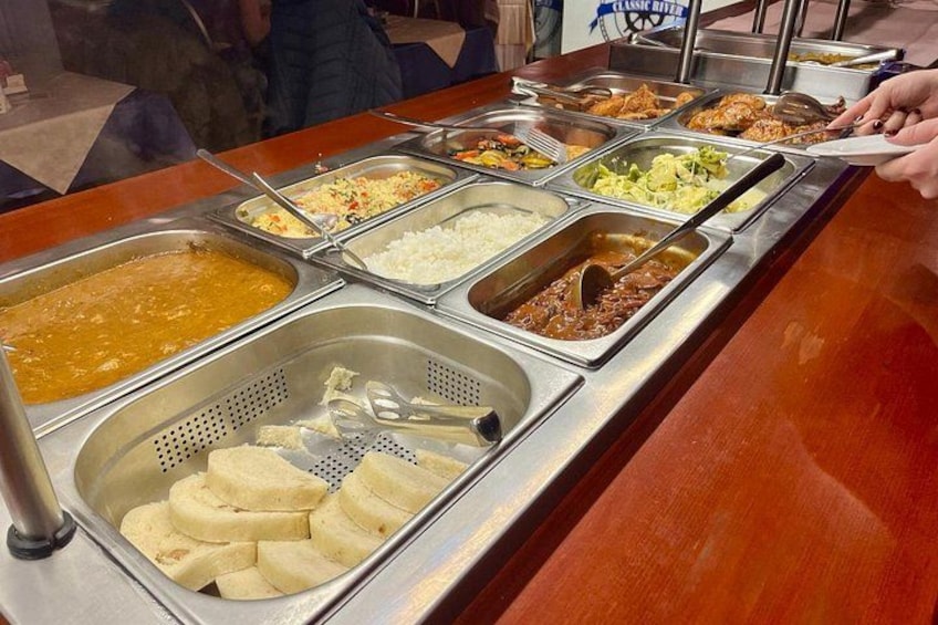 Un buffet proposant une variété de plats, notamment du riz, des plats en sauce et des légumes. 4