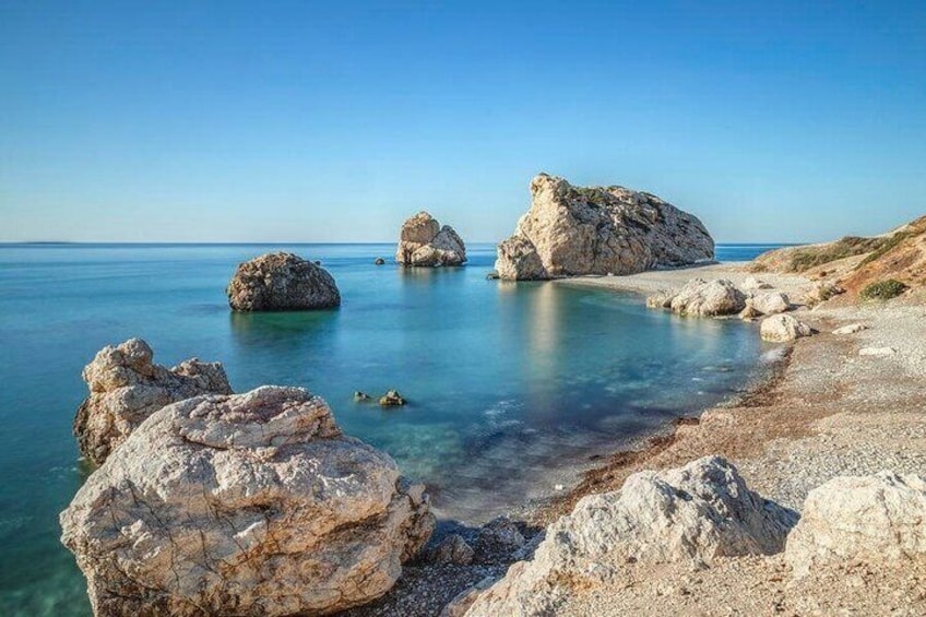 Un paysage côtier caractérisé par de gros rochers et une mer calme. 1