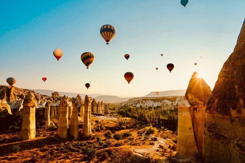 Un paysage caractérisé par des formations rocheuses et des montgolfières. 5