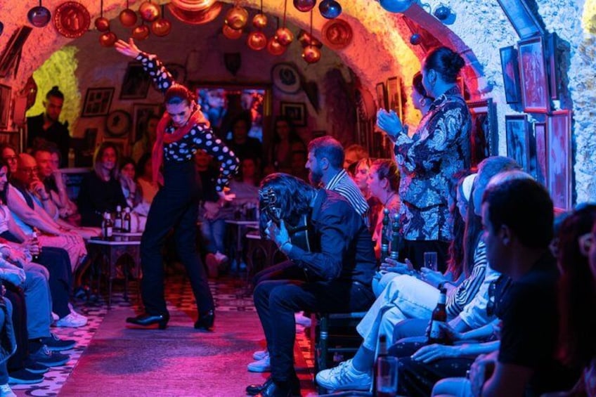 Un animado bar con gente bailando y conversando. 3