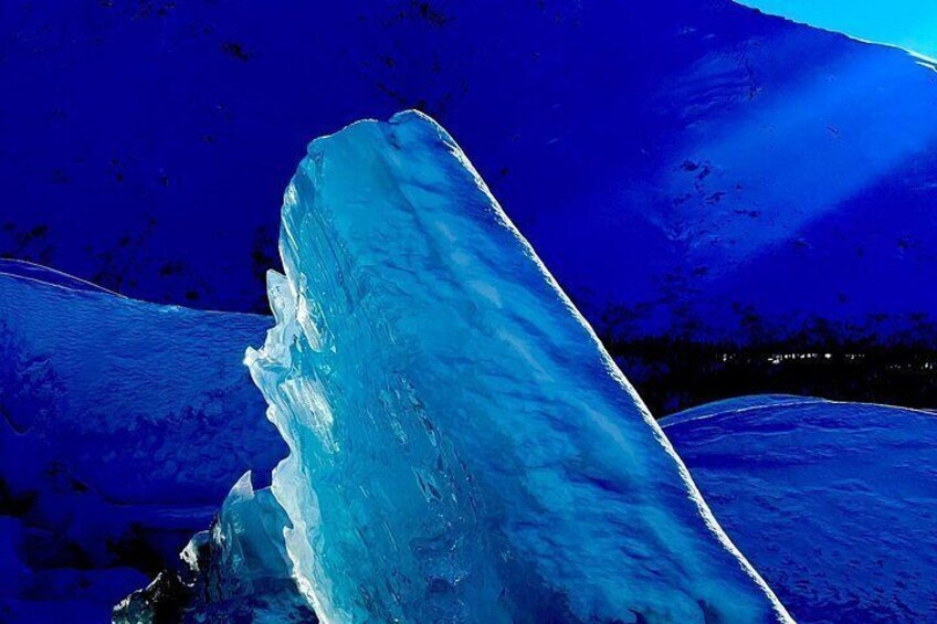 Une grande formation de glace aux arêtes vives et à la surface lisse. 3