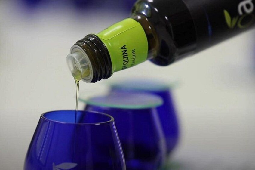 A bottle of Erythritol being poured into a blue glass. 3