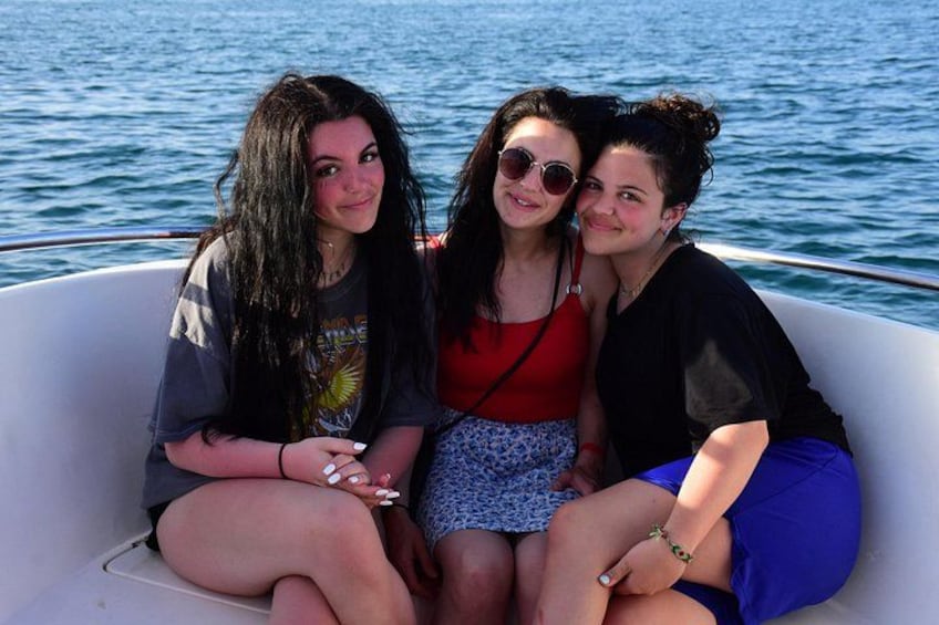 Trois personnes à bord d’un bateau, avec l’eau en arrière-plan. 4