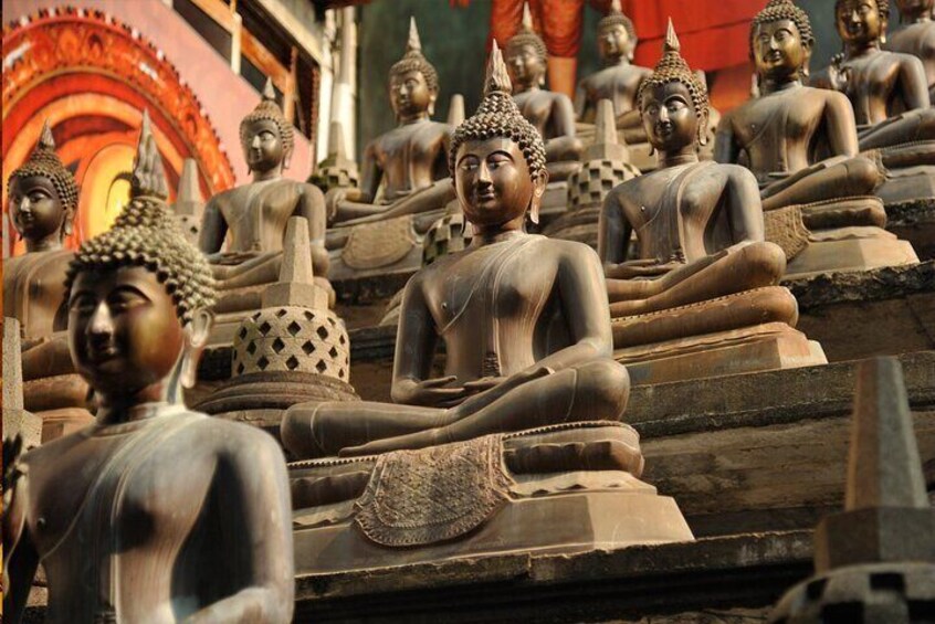 En rad sittande Buddha-statyer i ett tempel. 1