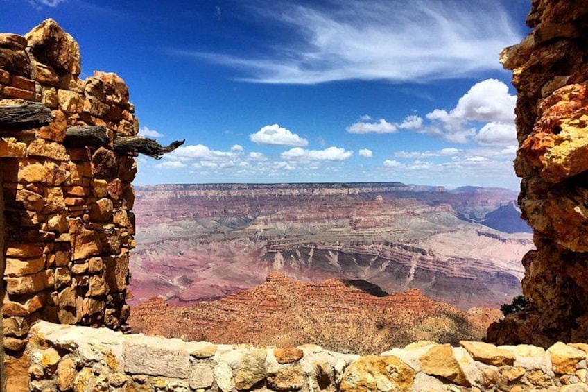 En kanjon med en stenmur och utsikt över Grand Canyon. 3