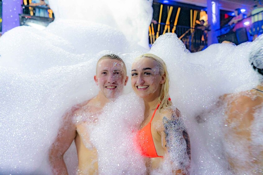 Deux personnes entourées de grandes bulles. 2
