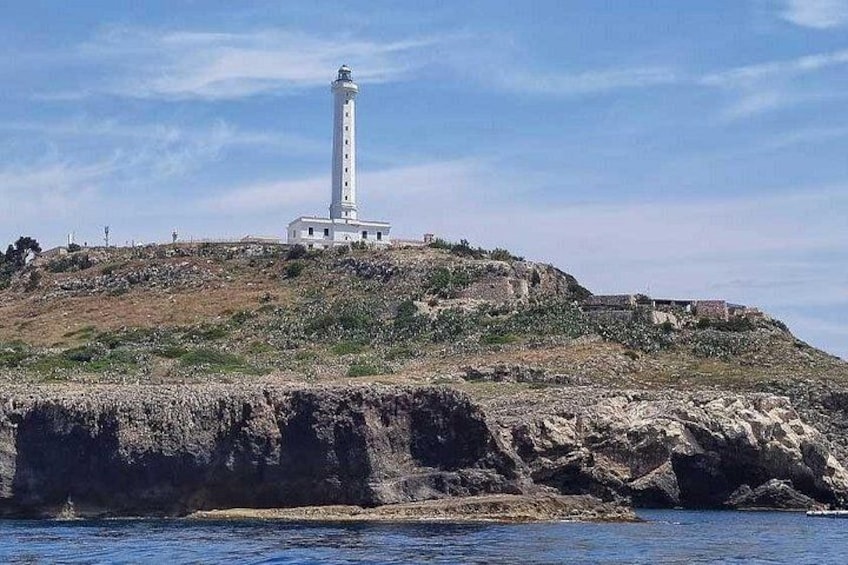 Ett fyrtorn på en klippig klippa vid havet. 3