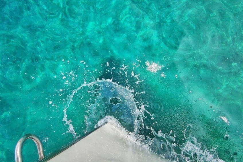 Une piscine avec une eau turquoise et limpide, et des éclaboussures bien visibles. 1