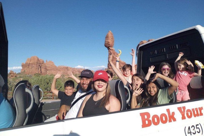 Un grupo de personas en un autobús, con un paisaje desértico al fondo. 5