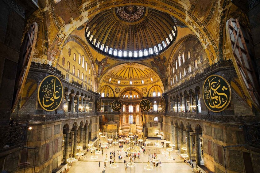 Hagia Sofian sisätilat: suuret kultaiset mosaiikit, keskusdome ja minareetit. 4