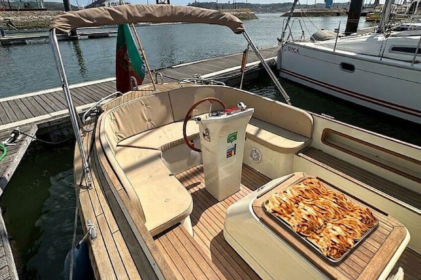 Lisbon Premium Cozy Boat with Pizza & Open Bar 2