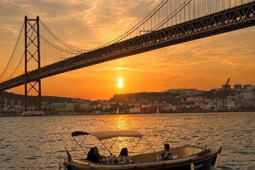 Lisbon Premium Cozy Boat with Pizza & Open Bar 5