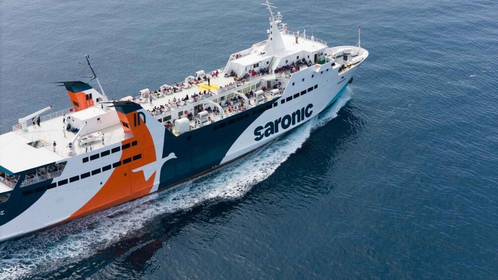 Un gran crucero con el nombre 'Saronic' en su lateral, navegando sobre el agua. 2