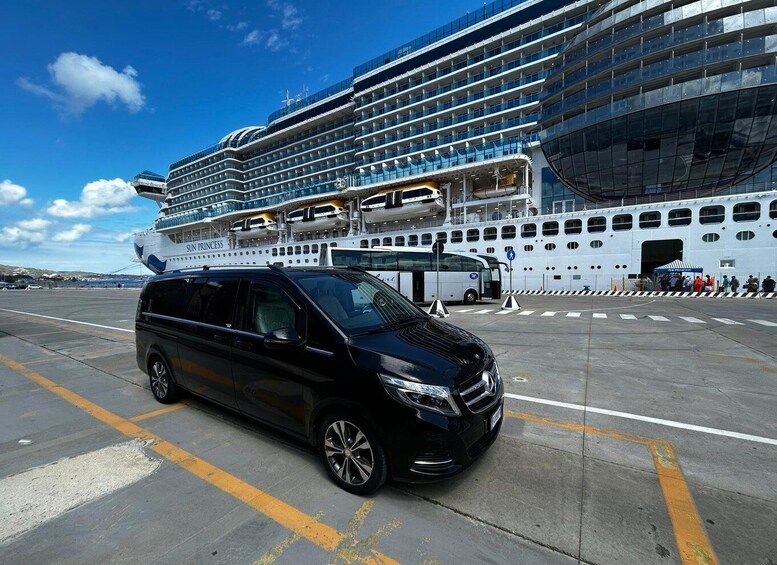 Musta tila-auto oli pysäköitynä risteilyaluksen, jonka nimi oli SUN PRINCESS, eteen. 1