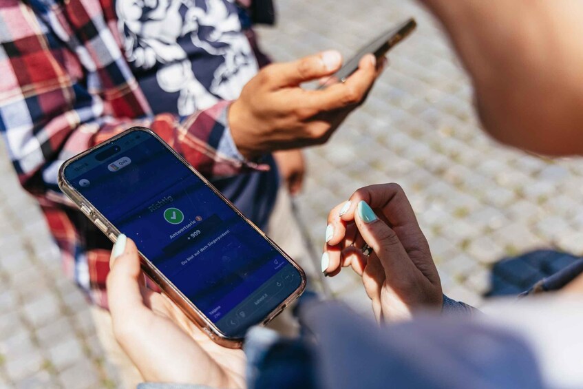 En person holder en smartphone med en beskedapp åben. 3