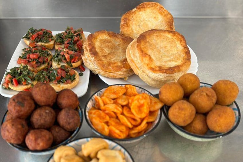 Variedad de alimentos como pasteles, albóndigas y bocadillos fritos. 3