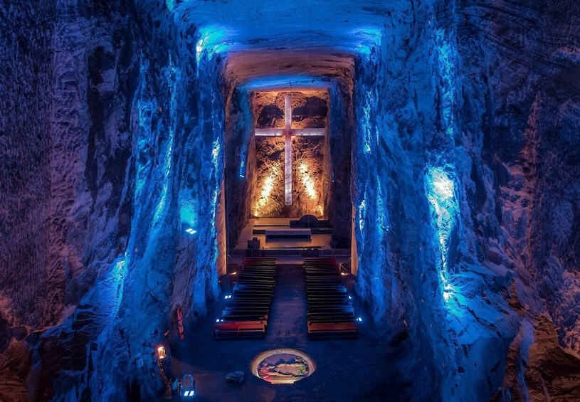 En grotta med ett kors längst in i en smal gång. 2