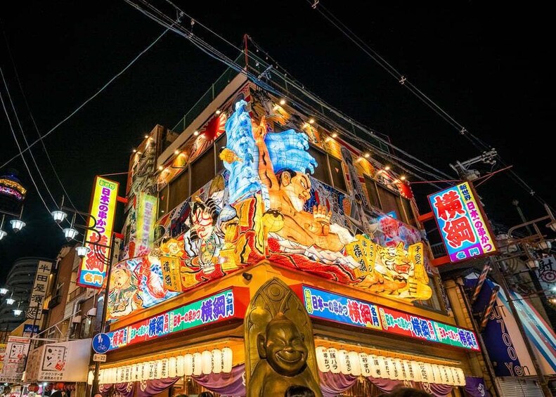 Een vrolijk verlichte traditionele Japanse festivalwagen, versierd met kleurrijke decoraties en figuren. 1