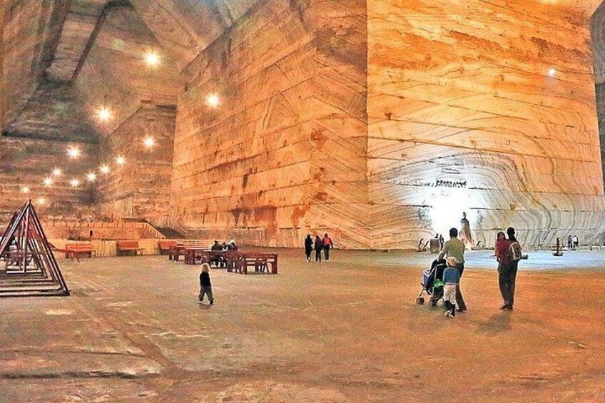 Una cueva amplia con personas explorando en su interior. 1