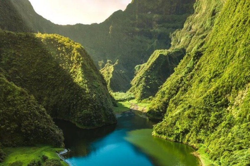 Un cañón con río, abundante vegetación y acantilados escarpados. 3