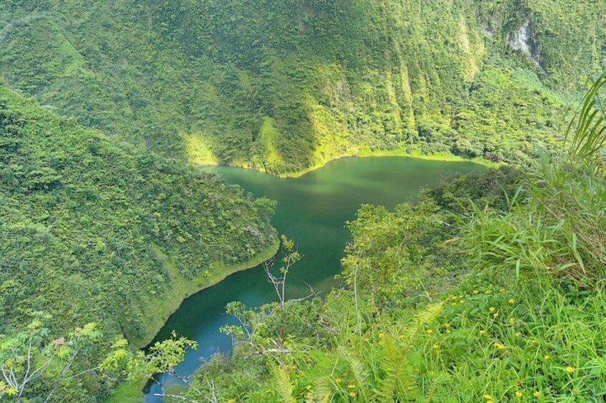 Un lago circondato da una fitta foresta e ripidi dirupi. 5