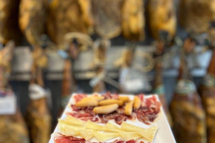 Een charcuterieplank met verschillende vleessoorten en kazen. 4