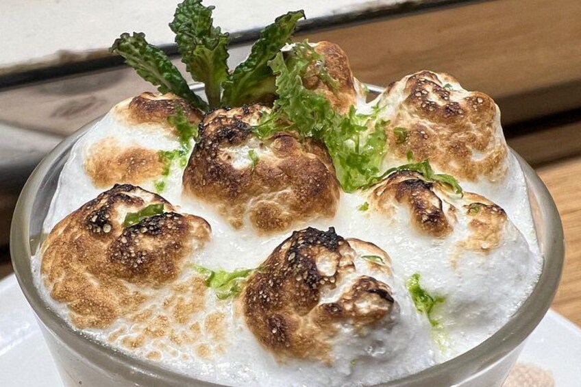 Un bol de soupe garni de boulettes et de feuilles vertes. 2