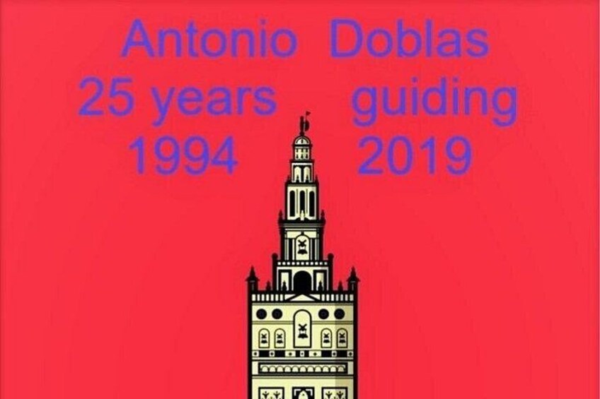 Un fondo rojo con una ilustración de una mezquita y texto sobre Antonio Doblas, abarcando un período de 25 años desde 1994 hasta 2019. 2