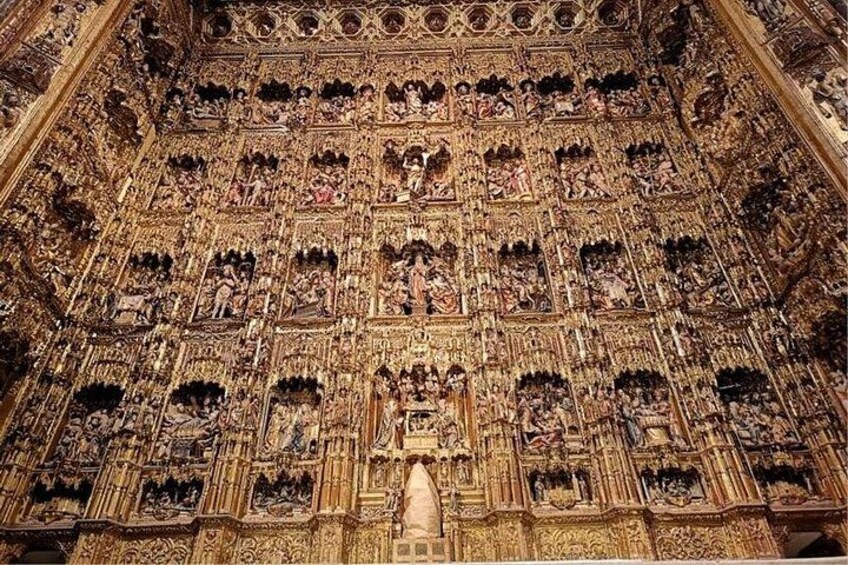 Un techo detallado y ornamentado con intrincadas esculturas y figuras. 4