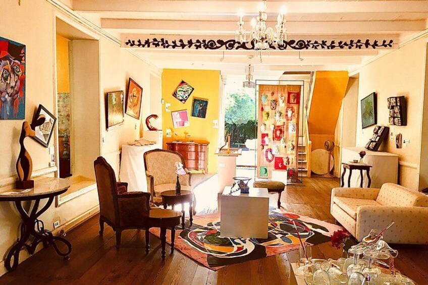 Una sala de estar acogedora con piso de madera, un candelabro y varios objetos decorativos. 2