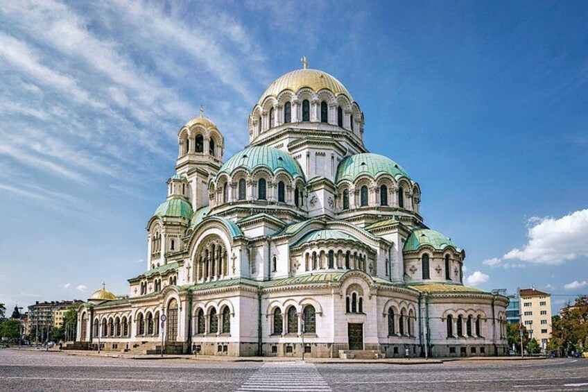 Une vaste cathédrale richement décorée, dotée de plusieurs coupoles et de fenêtres en arc. 3