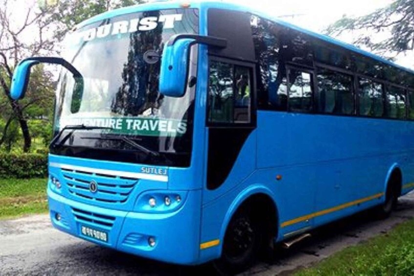 Ein blauer Bus mit der Aufschrift 'Tourist' und 'Adventure Travels'. 1