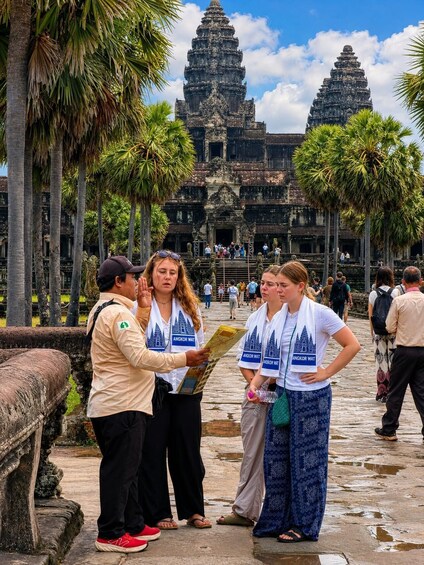 Siem Reap: Angkor Wat Sunrise small Groups & Guide Tour 2