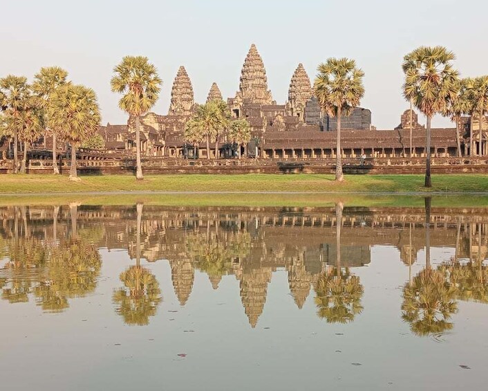 Angkor Watin temppelialue, jonka heijastus näkyy vedessä. 1