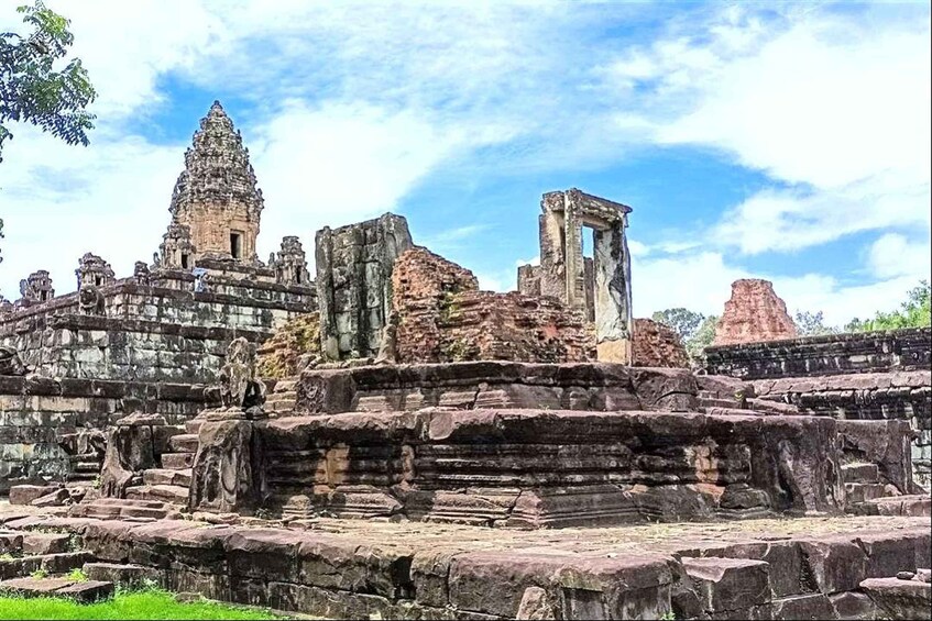 Muinaiset kivirauniot, joihin kuuluu suuri pyramidin muotoinen rakennelma ja osittain sortunut rakennus. 5
