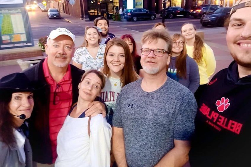 Un grupo de personas de pie en una calle por la noche. 3