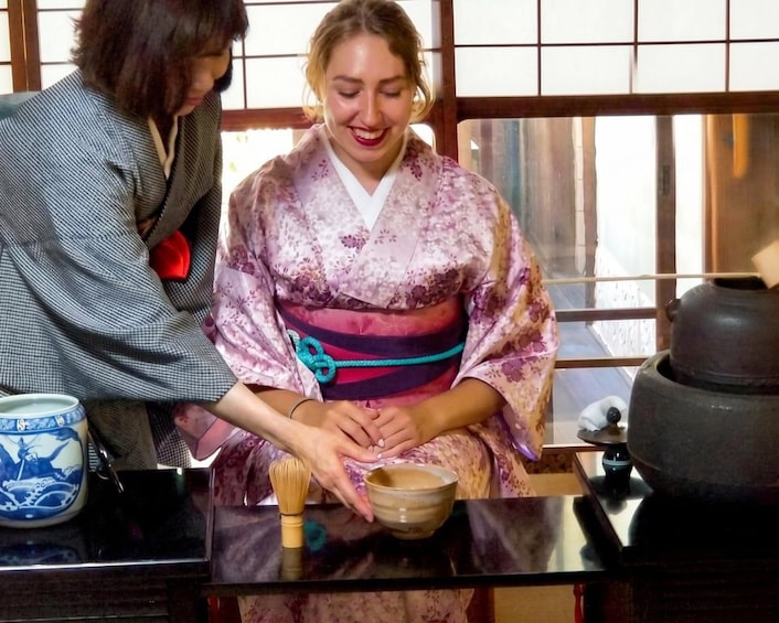 Table-Style Tea Ceremony in a 100-Year-Old Kyoto Machiya 1