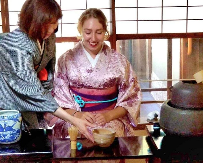 Table-Style Tea Ceremony in a 100-Year-Old Kyoto Machiya 1