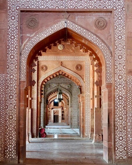 Picture 11 for Activity Transfer Agra to Jaipur Via Fatehpur Sikri & Stepwell 3