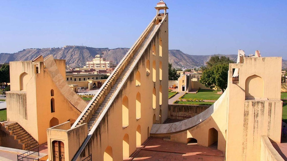 Picture 10 for Activity Transfer Agra to Jaipur Via Fatehpur Sikri & Stepwell 3