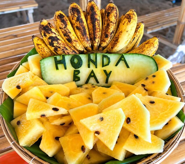 Eine Obstplatte mit Ananas, Melone und Bananen. 2