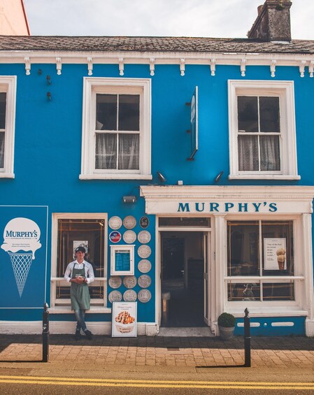 Un edificio azul con un letrero que dice "Murphy's Handmade Ice Cream". 4
