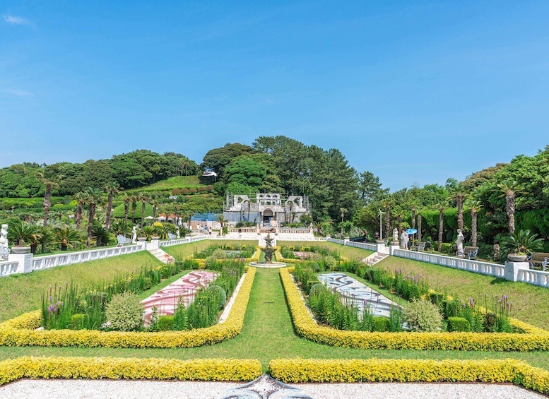 Un jardín formal con céspedes cuidados, parterres de flores y estatuas. 5