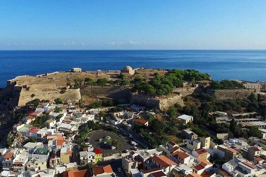 Un pueblo costero con una zona amurallada y vistas despejadas al mar. 3