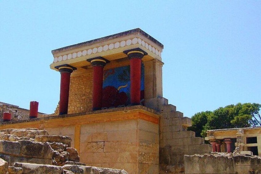 Une structure ancienne, dotée de colonnes et ornée d’une frise peinte. 5