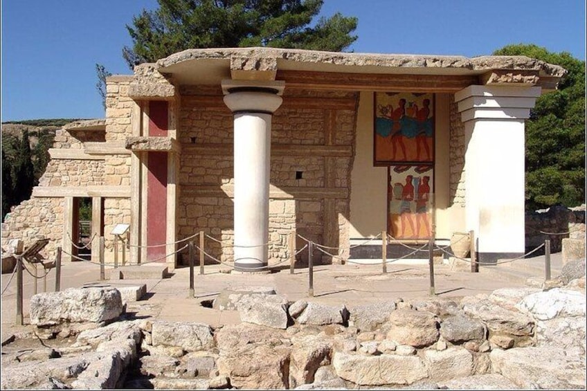 Une ancienne construction en pierre, dotée de colonnes et ornée d’une fresque murale. 4