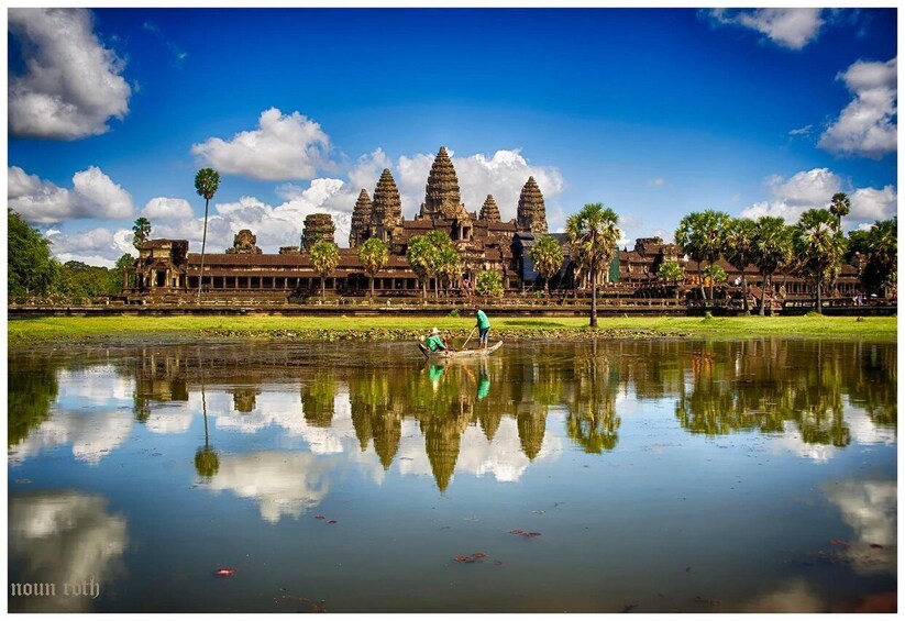 Angkor Watin temppelialue, jonka heijastus näkyy vedessä. 2