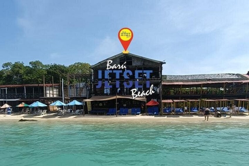 Een strandbar genaamd 'Bar Jetset Beach' met parasols en ligbedden. 1