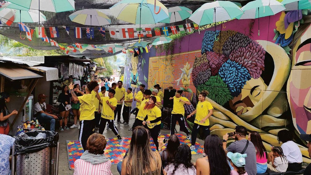 Picture 7 for Activity Comuna 13: Tour Grupal de Historia, Arte y Transformación 4