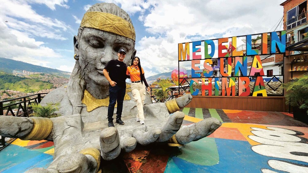 Comuna 13: Tour Grupal de Historia, Arte y Transformación 1